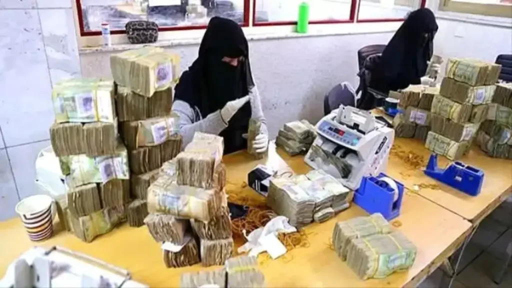 اتساع الفجوة في أسعار الصرف بين عدن وصنعاء إلى 1000 ريال يمني